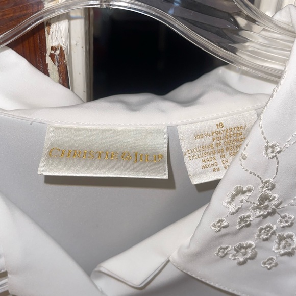 Christie & Jill Brand White with Embroidered Collar Blouse.  Size 18 - Picture 5 of 6